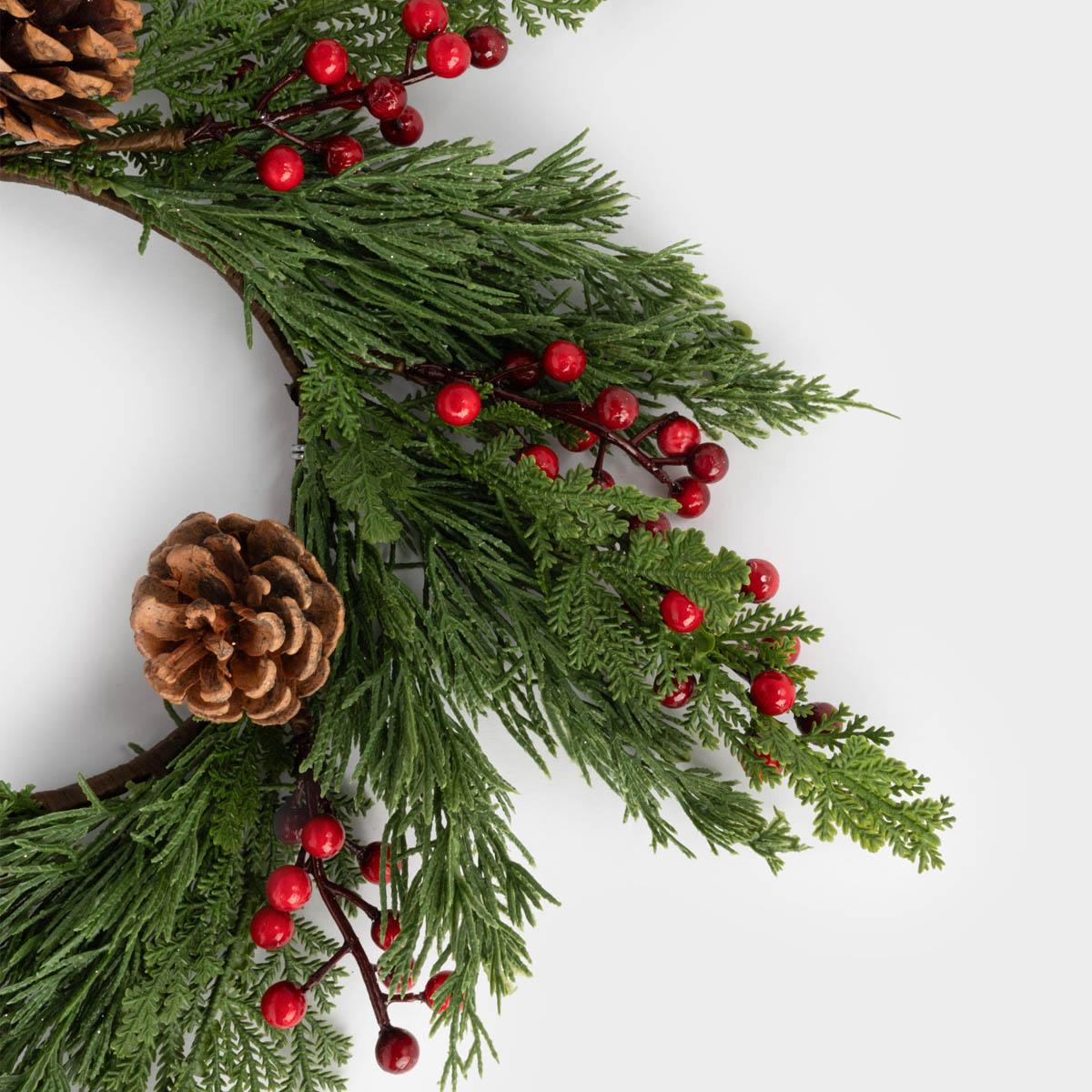 Венок декоративный Anna Lafarg Чудесное Время Шишки и красные ягоды