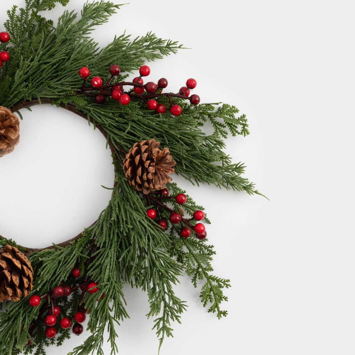 Венок декоративный Anna Lafarg Чудесное Время Шишки и красные ягоды