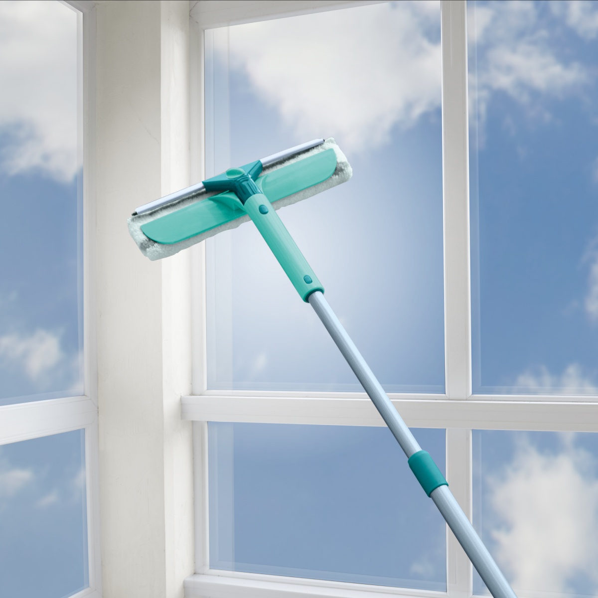 Щётка для мытья окон с губкой и телескопической ручкой Leifheit Basic Wet & Dry (100-155см)