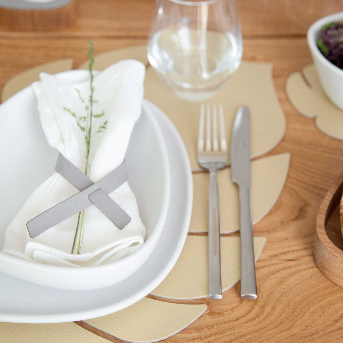 Салфетка сервировочная LIND DNA Hippo лист монстеры gold