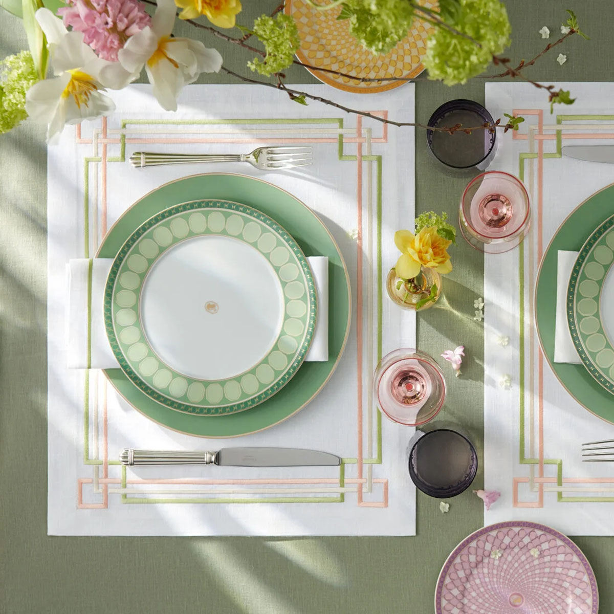 Салфетка подстановочная Amitile Классик 40х50см, лен белый с салатово-розовой вышивкой