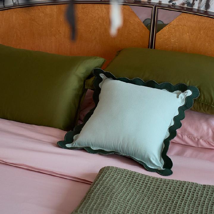 Чехол на подушку Tkano Trendy Ruffles с контрастным кантом зеленого цвета