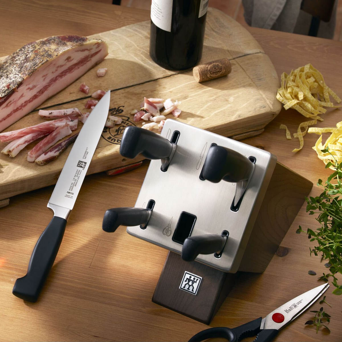 Набор кухонных ножей с заточкой Zwilling Four Star 7 предметов, черный