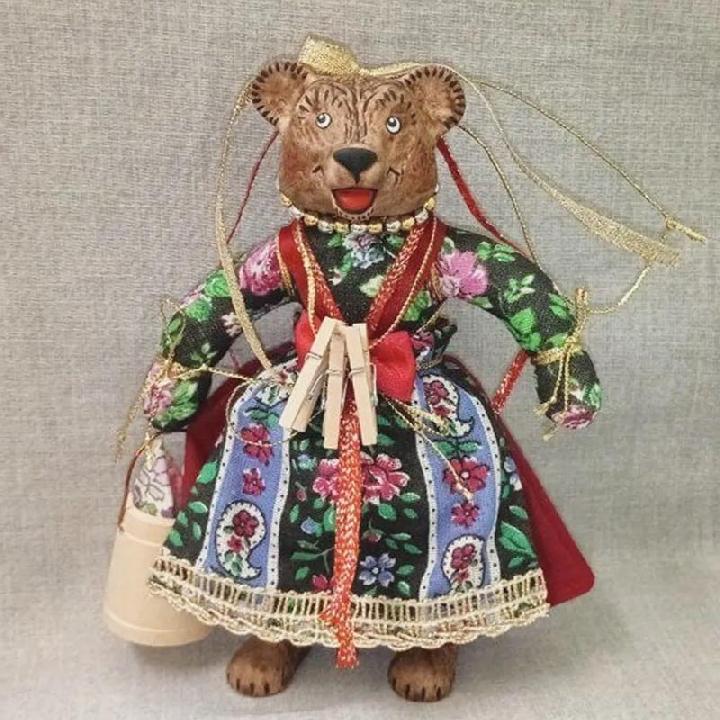 Елочная игрушка Мануфактура подарков Медведица Маша прачка