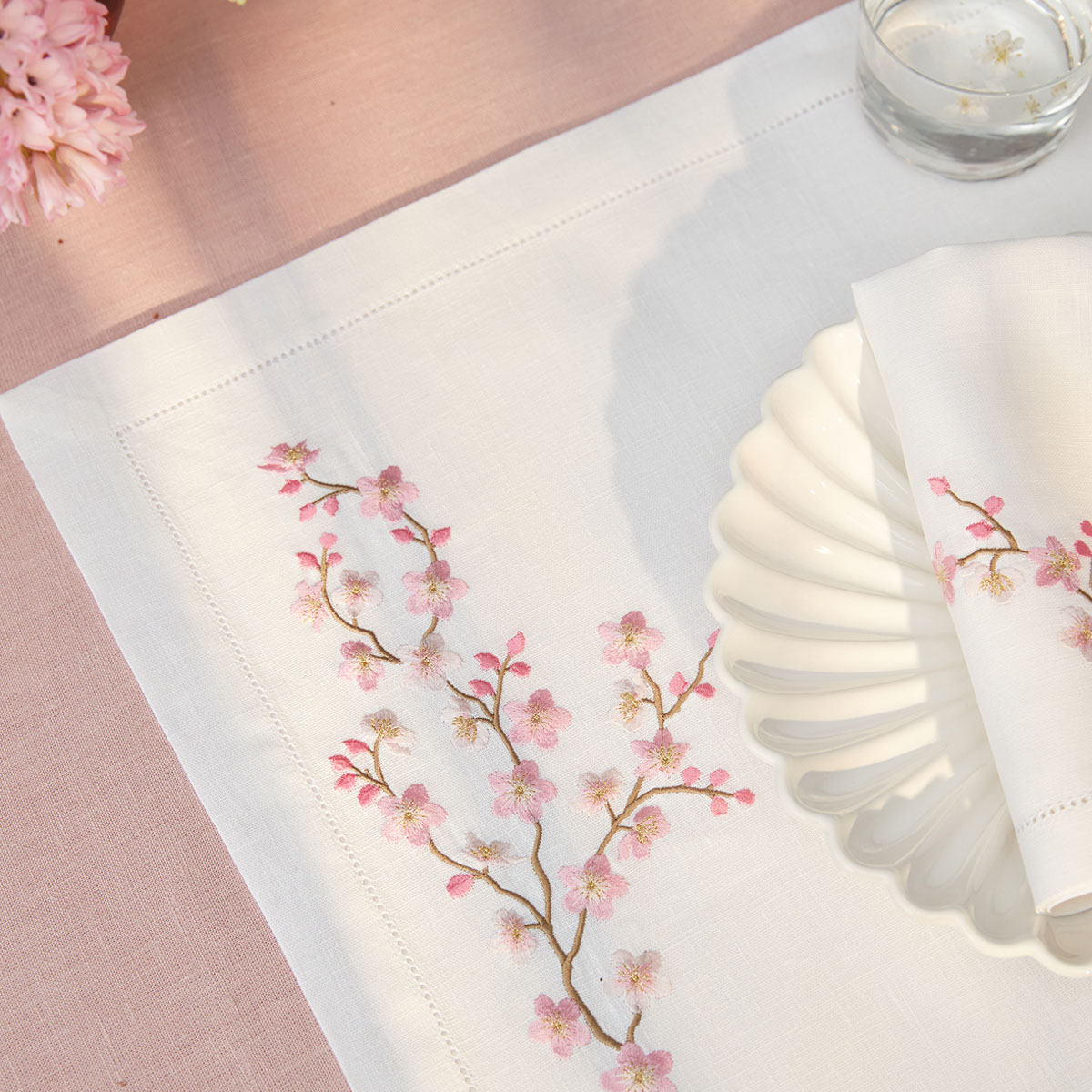 Салфетка сервировочная Amitile Parfume de jardin Сакура 43х43см лен белый, вышивка цветная