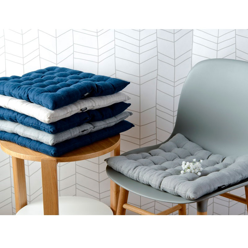 Стеганая подушка на стул из умягченного льна темно-синего цвета Essential 40х40
