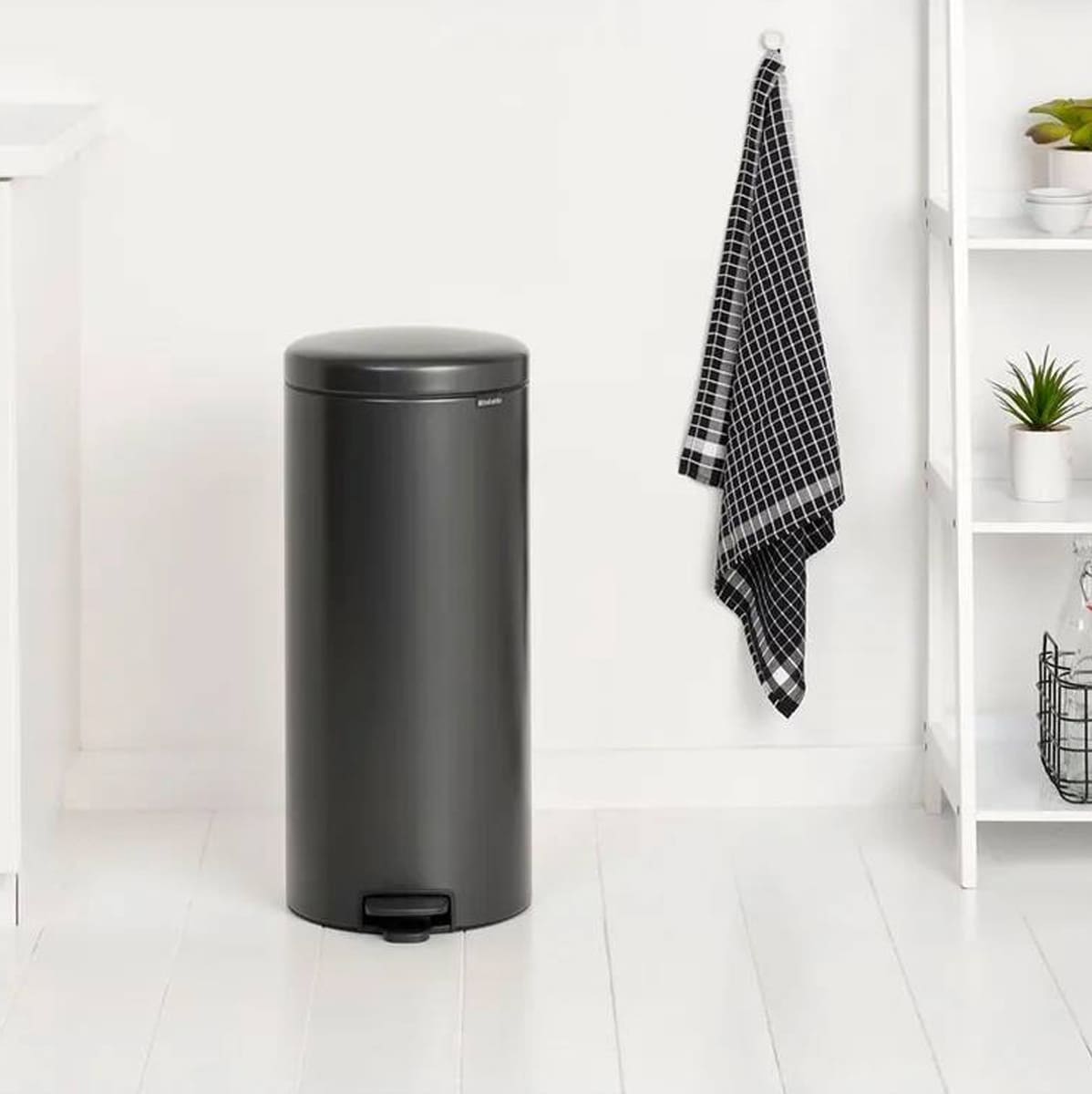 Бак мусорный с педалью Brabantia NewIcon 30л, черный