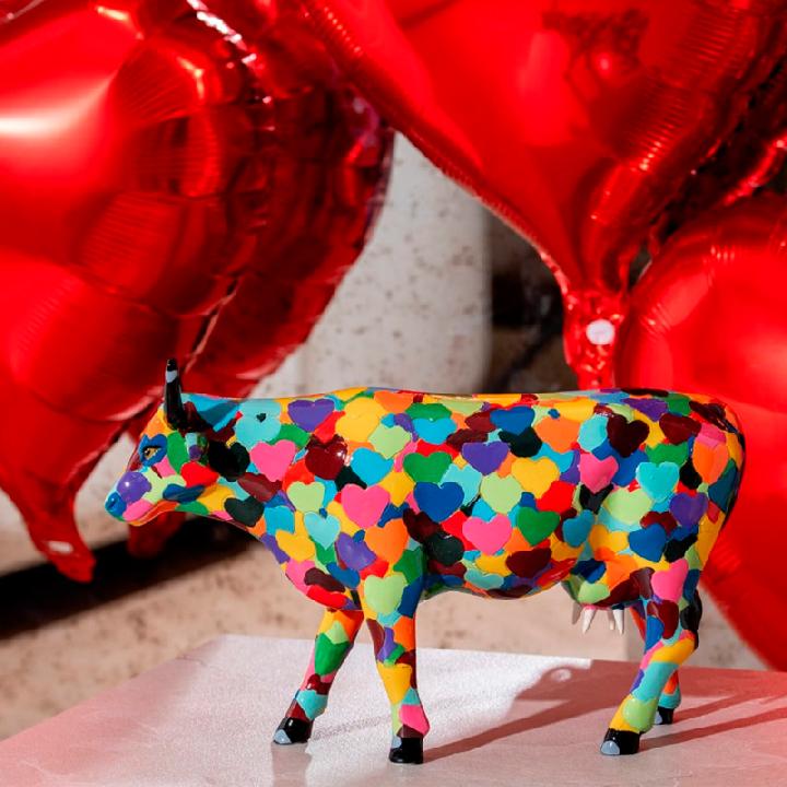 Коллекционная корова CowParade Russia Heartstanding Cow