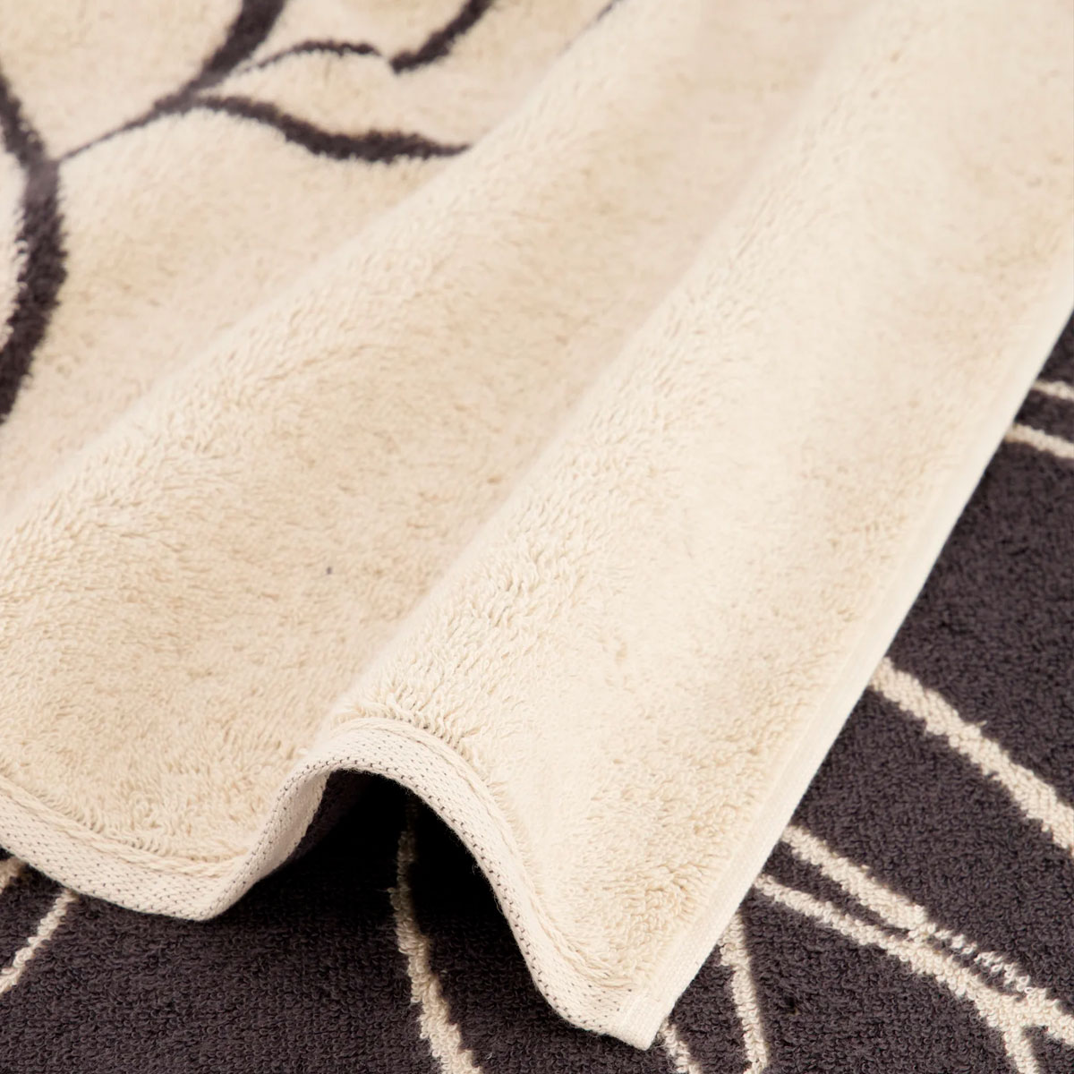 Полотенце махровое Cawo Floral 70x140см, цвет бежевый