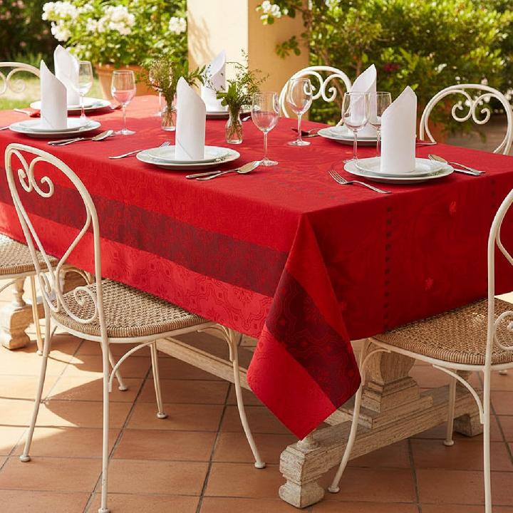 Скатерть Le Jacquard Francais Bahia, цвет красный