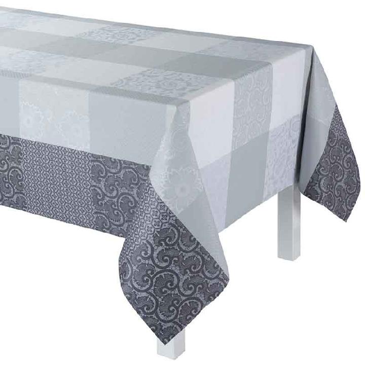 Скатерть Le Jacquard Francais Fleurs De Kyoto квадратная, цвет серый