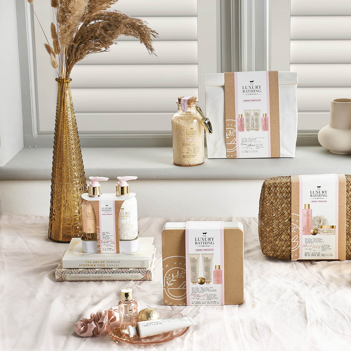 Подарочный набор The Luxury Bathing Company Гламурное сияние Теплая ваниль и сладкий миндаль