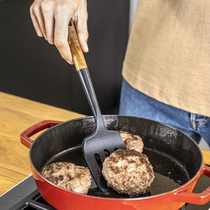 Лопатка с прорезями Staub, 31см