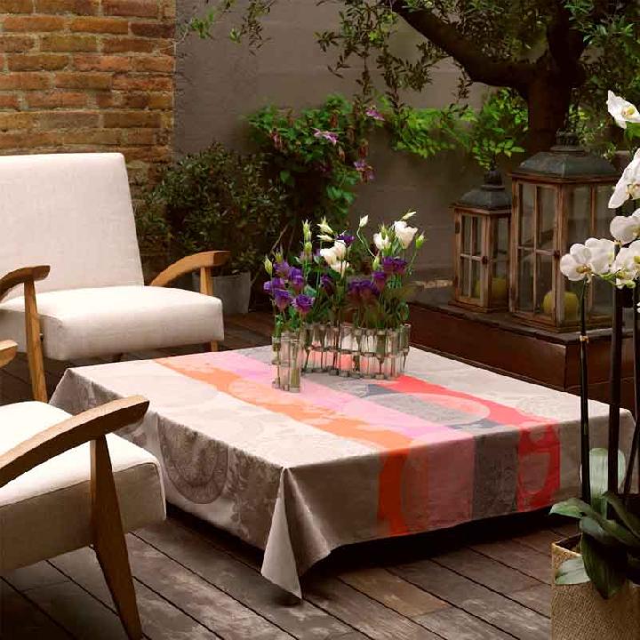 Скатерть Le Jacquard Francais Fleurs Gourmandes, цвет темно-серый