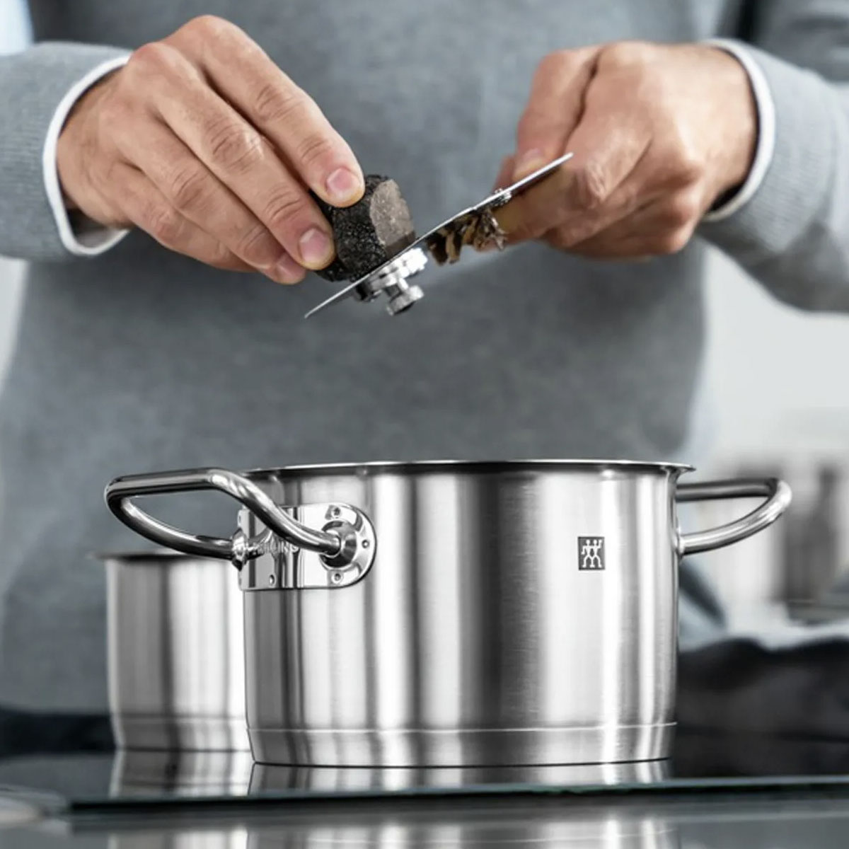 Сотейник с крышкой Zwilling Pro 24см