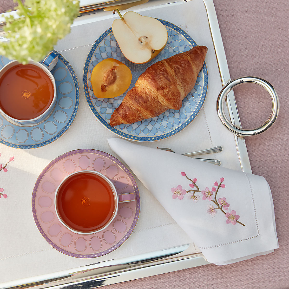 Салфетка сервировочная Amitile Parfume de jardin Сакура 43х43см лен белый, вышивка цветная