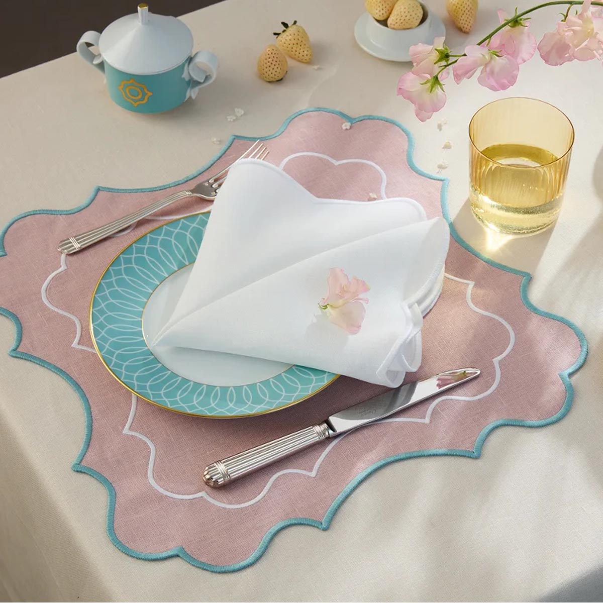 Салфетка сервировочная Amitile Мария-Антуанетта 43х43см лен розовый, вышивка белая