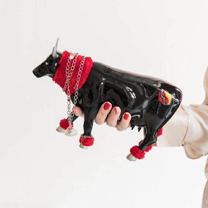 Коллекционная корова CowParade Russia Haute Cowture